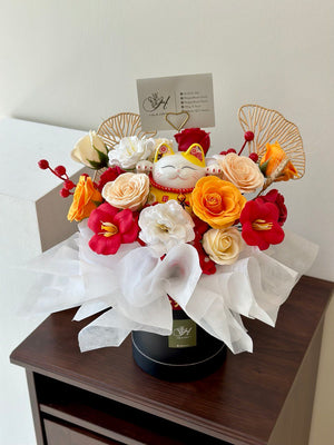 Elegant bouquet in a black round box, decorated with a mix of soap flowers and oriental elements with a lucky cat in the middle, suitable for business opening
