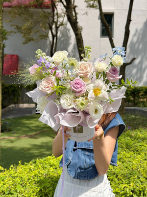 Romantic pastel rose flower box suitable for anniversary surprises or picnic decorations.
