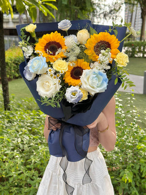 Handcrafted sunflower and rose bouquet for graduates – Malaysia online flower shop.