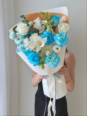 Luxury blue and white rose bouquet arrangement – perfect anniversary and birthday flower gift with same day delivery across KL and Selangor.