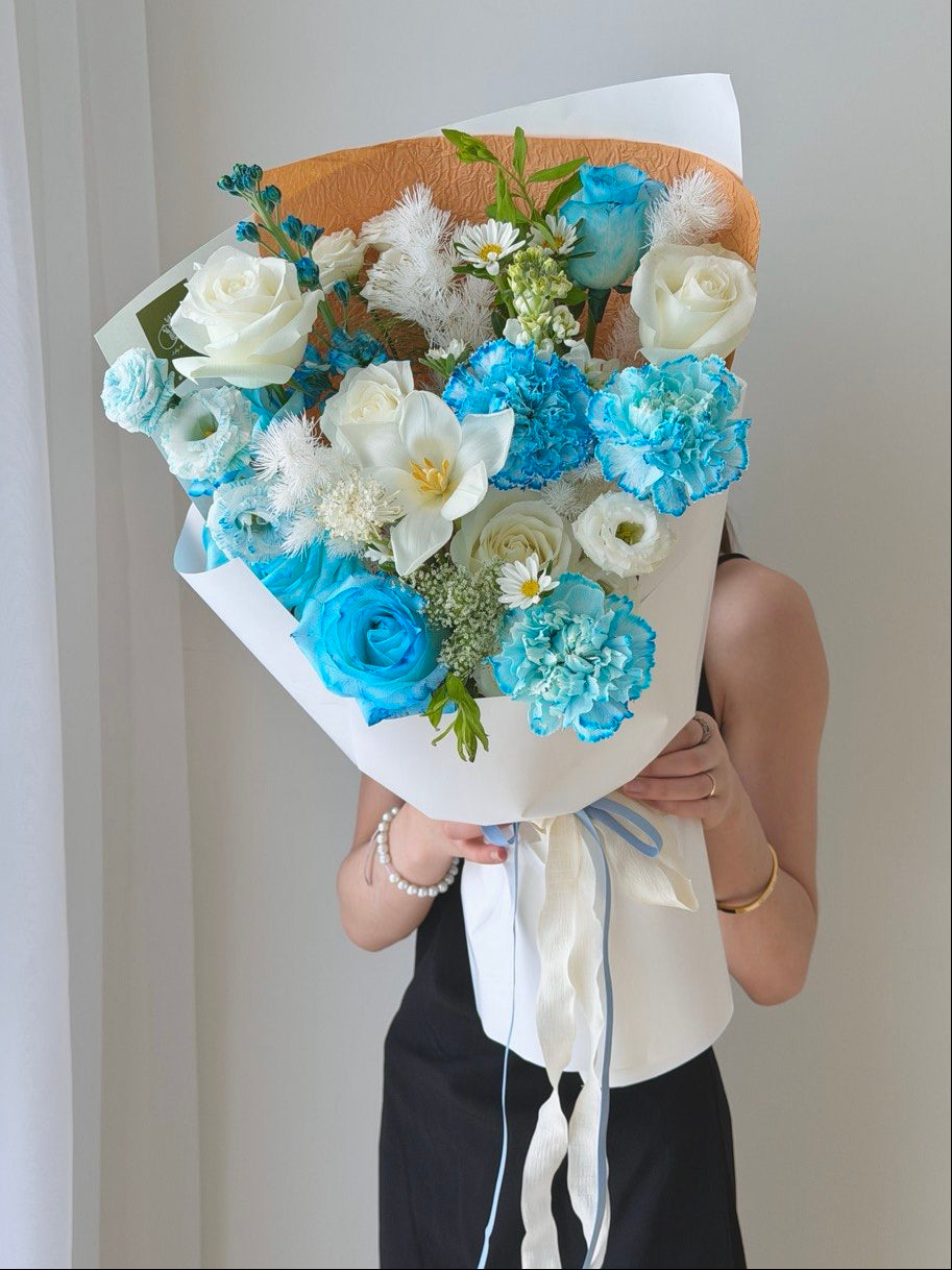 Luxury blue and white rose bouquet arrangement – perfect anniversary and birthday flower gift with same day delivery across KL and Selangor.