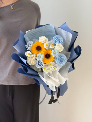 Long-lasting graduation soap flower bouquet with sunflower, roses, and daisy flowers for university graduation gifts.
