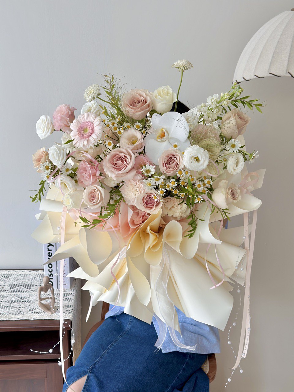 Romantic quicksand rose bouquet with delicate chamomile, hana white, pink gerbera, and artistic wrapping, perfect for birthday or anniversaries.