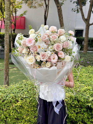 Luxury L size quicksand rose bouquet with white roses, chamomile daisies, and lush wrapping for special occasions.