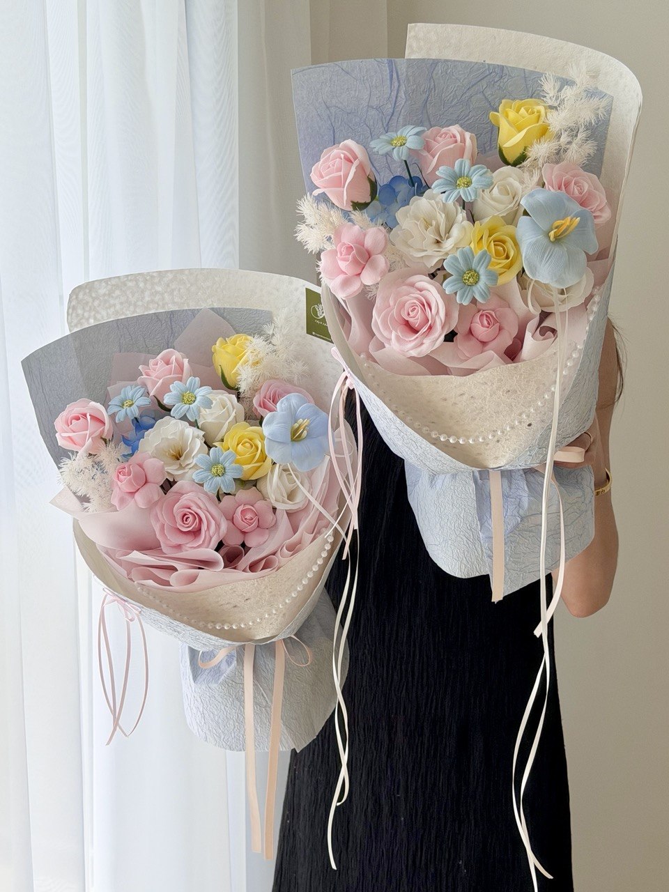 Luxury pastel soap flower bouquet with pink roses and blue blooms, long-lasting gift for birthday, anniversary, Valentine’s Day, or 5.20 celebration.