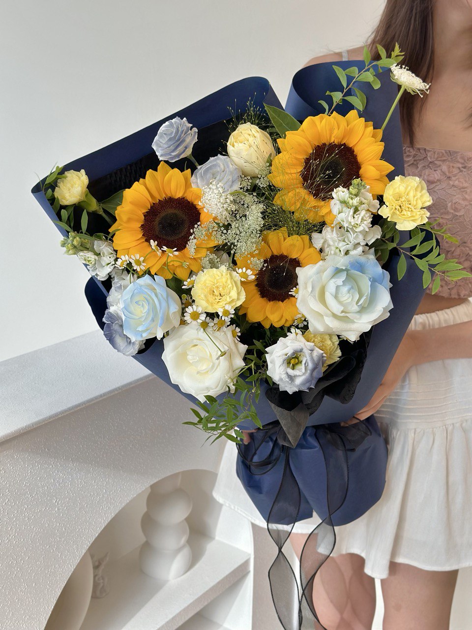 Cheerful sunflower bouquet for graduation celebration – flower delivery Malaysia.