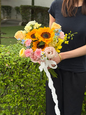 A girl is wearing black holding a bouquet of Sunflower ROM wedding flower with same day delivery at Kuala Lumpur and Selangor.