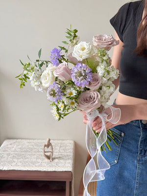 Elegant wedding bouquet with Menta roses and purple scabiosa, white blooms, and greenery – soft pastel bridal flowers.