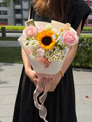 Luxury sunflower bouquet with fresh pink roses, white eustoma, chamomile daisies and blue delphinium, suitable for graduation celebrations, congratulations and flower delivery in Kuala Lumpur.