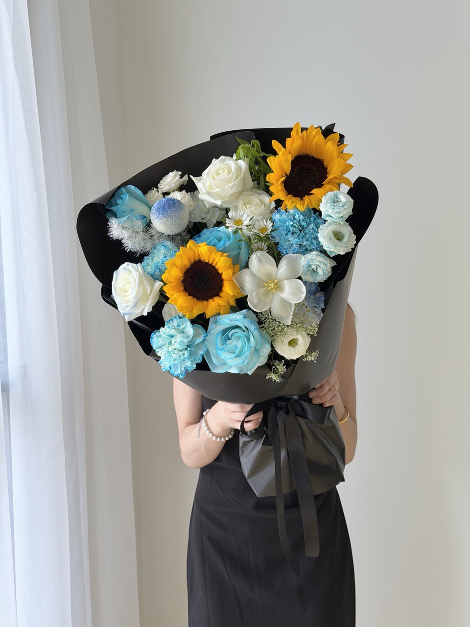 Blue rose and sunflower graduation bouquet – same day graduation flower delivery in Kuala Lumpur and Selangor for university celebration.