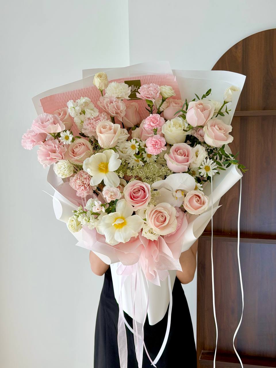 Romantic pink and white fresh flower bouquet for birthday surprise and anniversary gift in KL & Selangor.