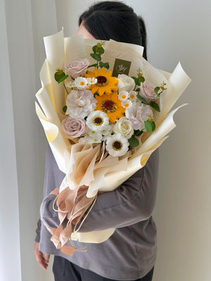 Long-lasting graduation soap flower bouquet with sunflower, roses, and daisy flowers for university graduation gifts.