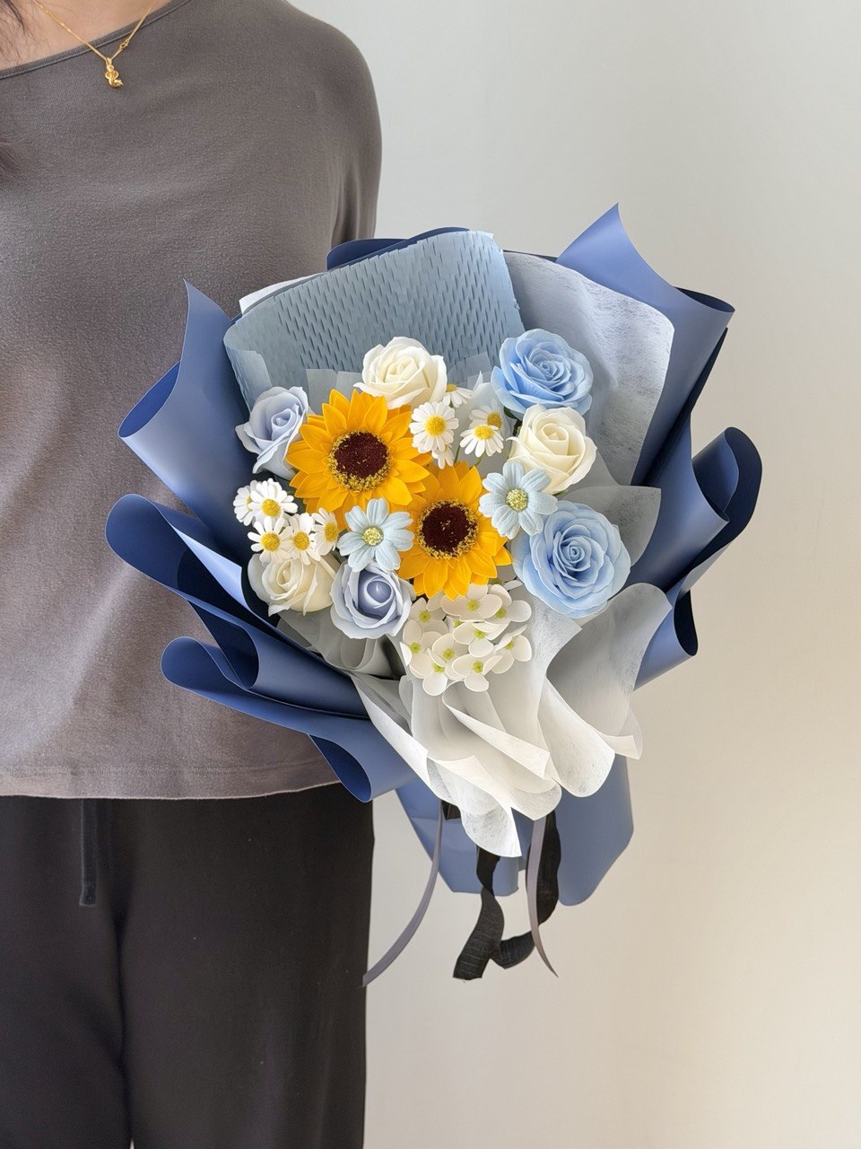Long-lasting graduation soap flower bouquet with sunflower, roses, and daisy flowers for university graduation gifts.
