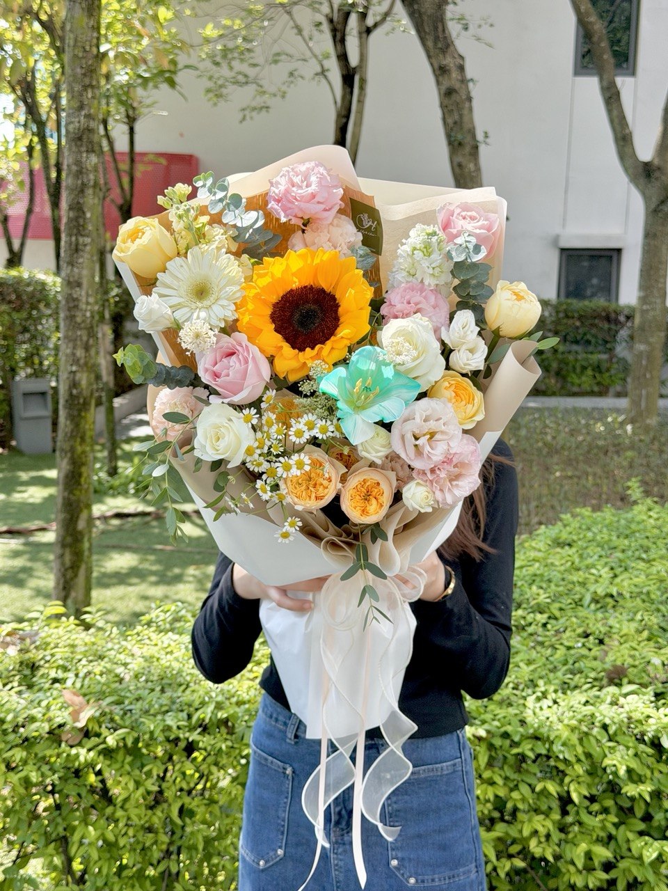 Elegant sunflower graduation bouquet with fresh roses, eucalyptus, chamomile flowers and soft pastel blooms for graduates in Sunway, Subang Jaya and Bukit Jalil.