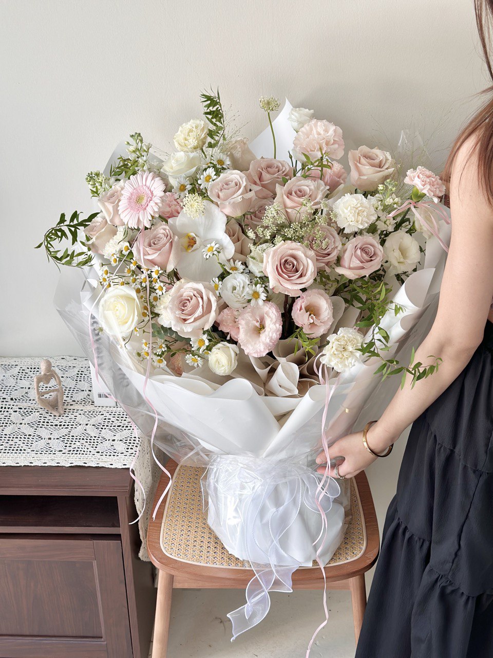 Romantic L size quicksand rose arrangement with pastel tones and delicate fillers, perfect for birthday or anniversaries.