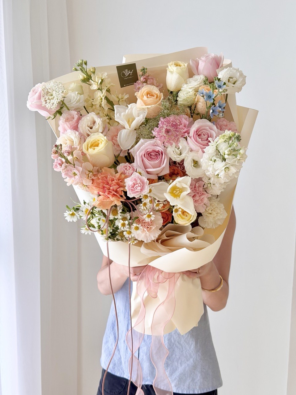 A bouquet of pastel flowers prepared by hug and heart florist perfect for birthday flower or anniversaries flower.