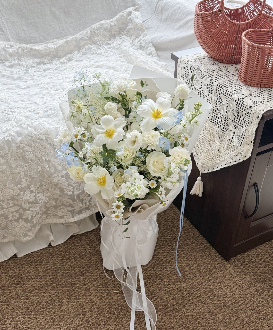 Luxury white and blue fresh flower bouquet featuring white roses, white plumeria, blue delphinium, chamomile daisies and premium blooms for same day delivery in Kuala Lumpur.