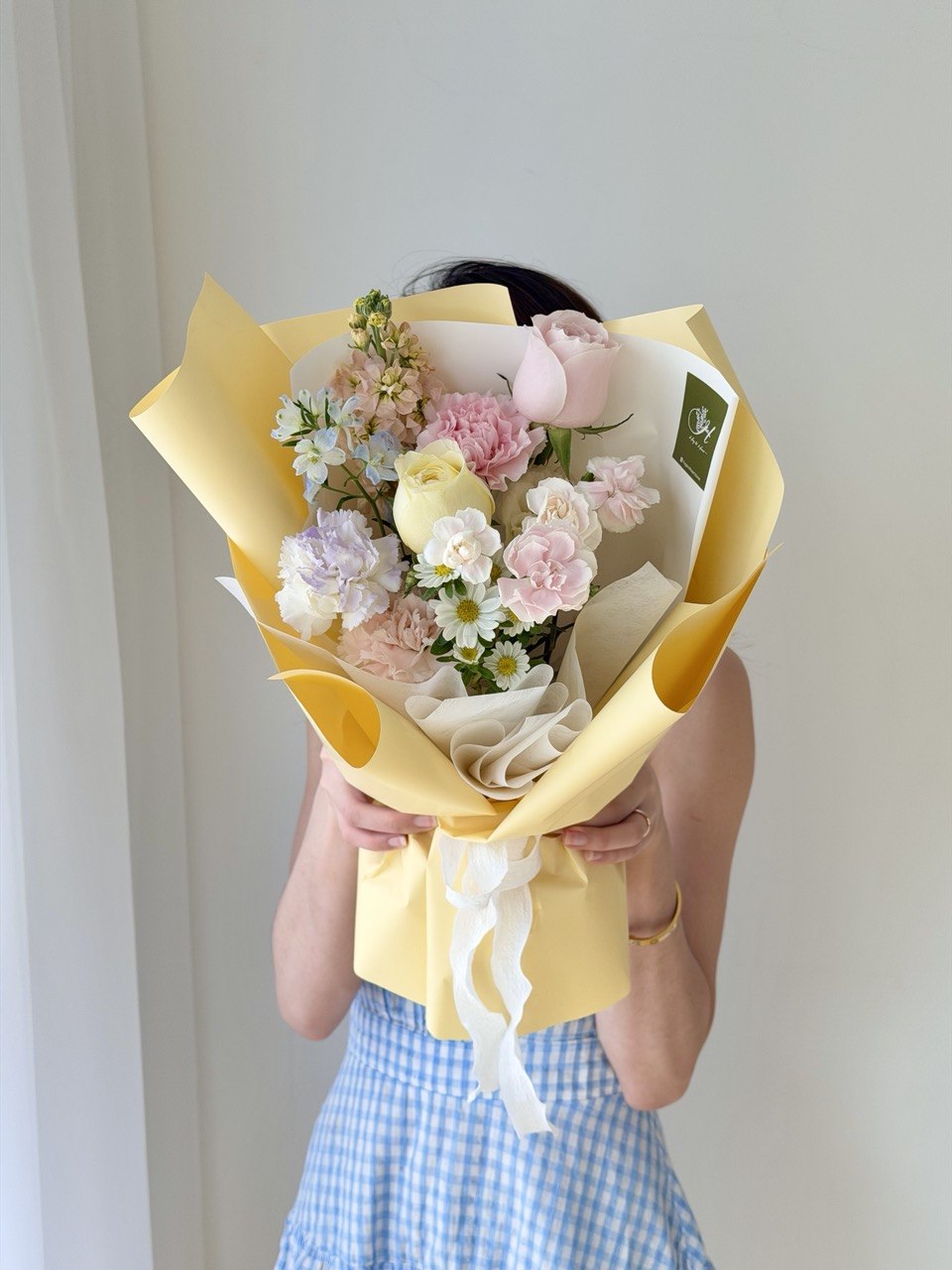 S size fresh flower bouquet with soft pink roses and daisy blooms, ideal for romantic first meet or sweet surprise.