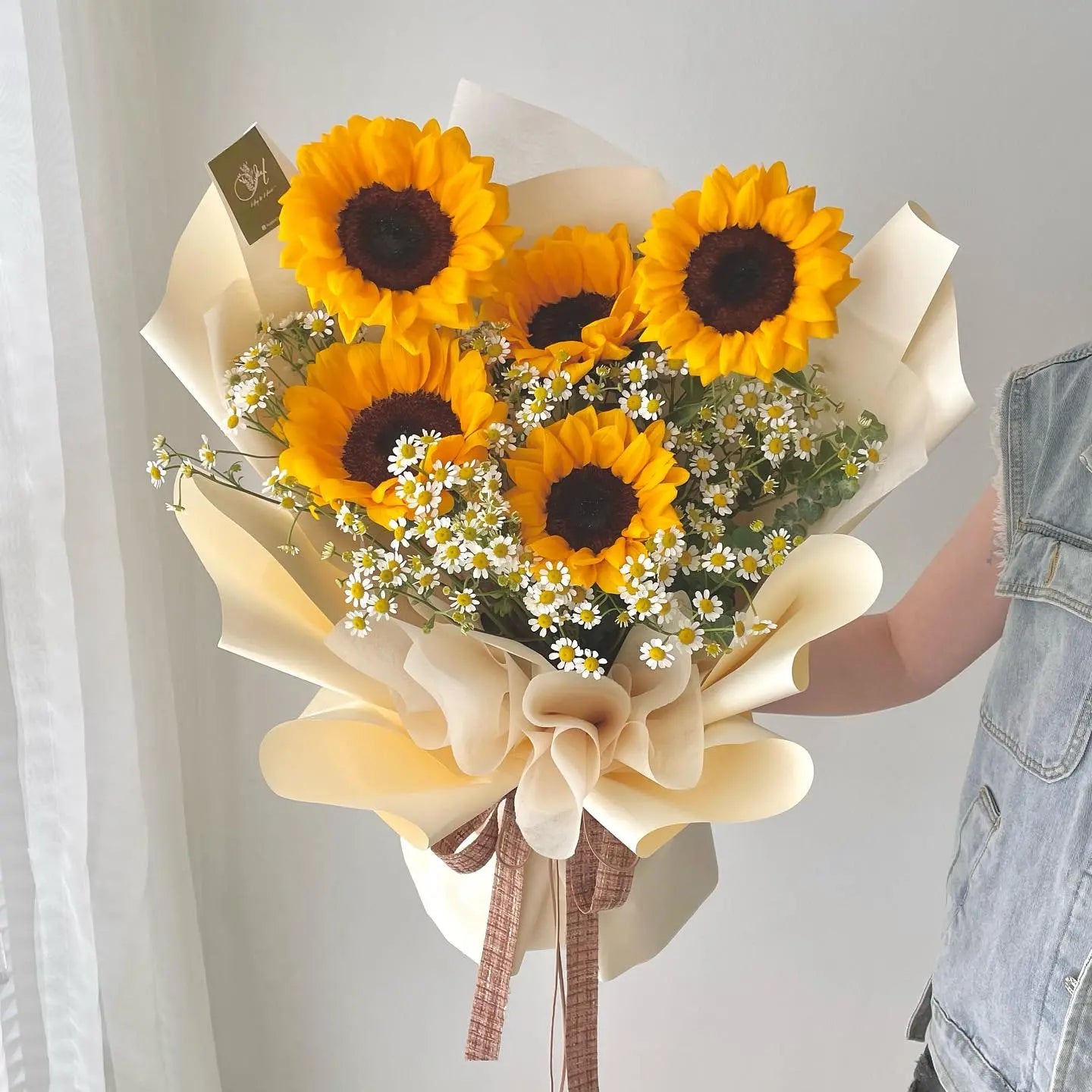 5 Sunflowers mixed Chamomile Bouquet