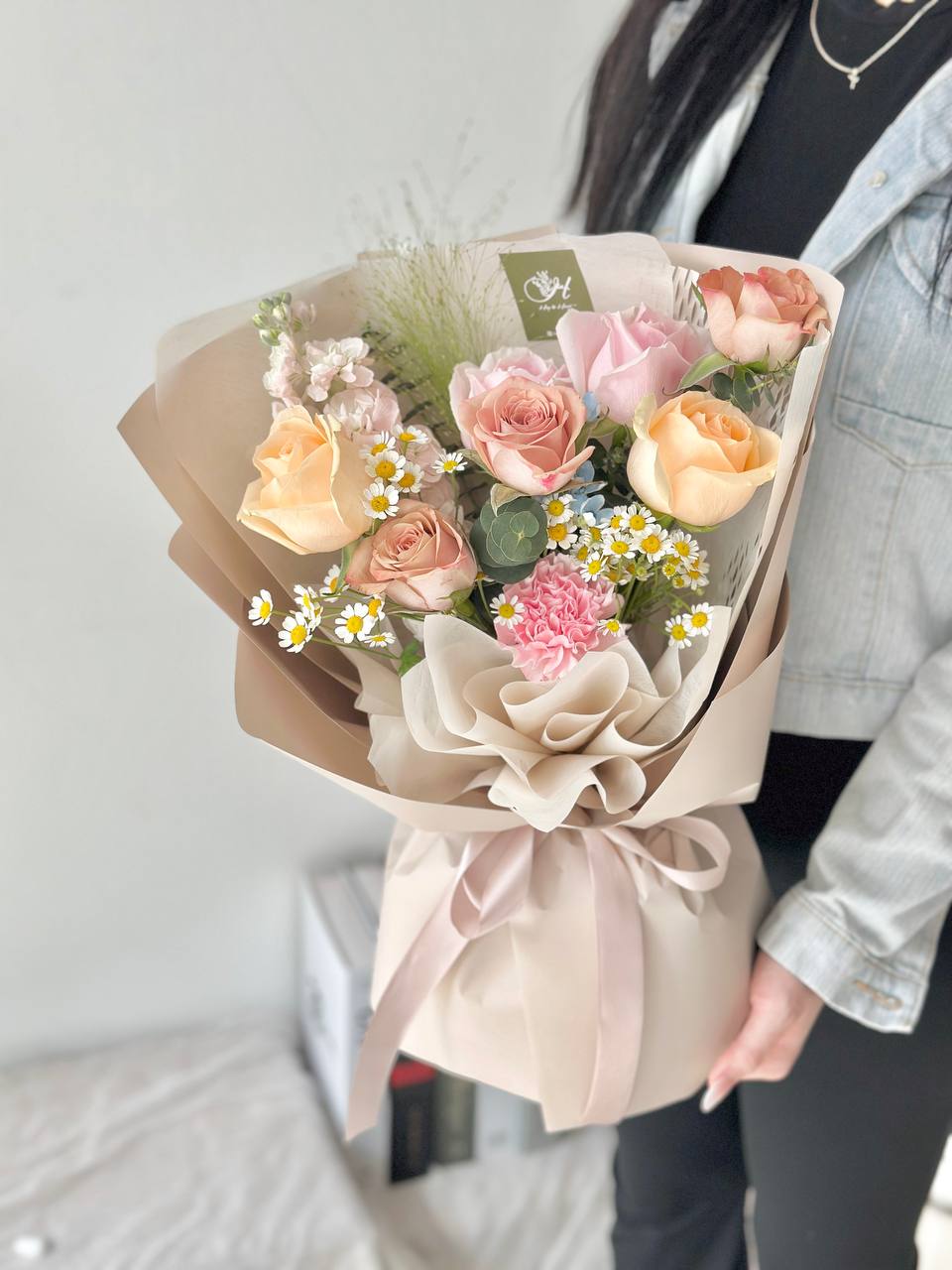 Carryn Cappuccino mixed Rose Bouquet