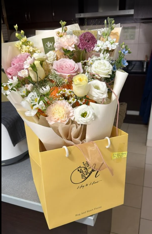 Customer is giving 5 star review on hug and heart florist review.